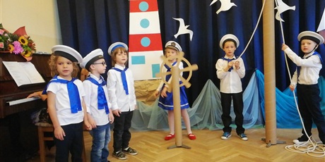 Powiększ grafikę: Na zdjęciu grupa dzieci w strojach marynarzy podczas przedstawienia z okazji 45 lecia przedszkola.