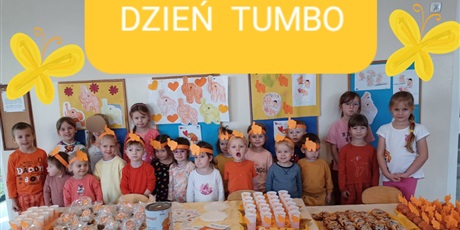 Powiększ grafikę: Na zdjęciu dzieci w wieku przedszkolnym podczas aukcji na rzecz Tumbo.