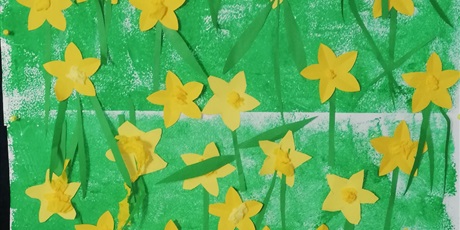 Powiększ grafikę: Na zdjęciu praca plastyczna dzieci przedstawiająca kwiaty w kolorze żółtym.