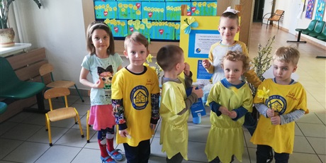 Powiększ grafikę: Na zdjęciu dzieci w żółtych koszulkach wolontariuszy z puszką podczas kwesty na rzecz dzieci z hospicjum.