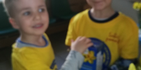 Powiększ grafikę: Na zdjęciu dzieci w żółtych koszulkach wolontariuszy z puszką podczas kwesty na rzecz dzieci z hospicjum.