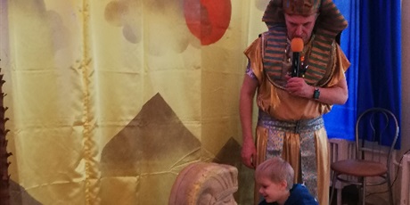 Powiększ grafikę: Bal karnawałowy,w tle mężczyzna przebrany za postać Faraona i chłopiec w wieku przedszkolnym.