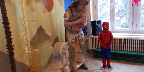 Powiększ grafikę: Na zdjęciu mężczyzna w stroju faraona i dzicko w stroju karnawałowym.