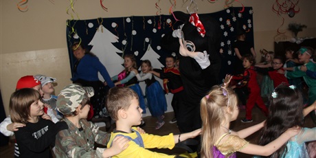 Powiększ grafikę: Na zdjęciu dzieci w wieku przedszkolnym w karnawałowym przebraniu podczas imprezy karnawałowej oraz Myszka Miki.