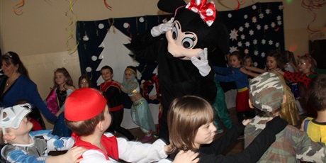 Powiększ grafikę: Na zdjęciu dzieci w wieku przedszkolnym w karnawałowym przebraniu podczas imprezy karnawałowej oraz Myszka Miki.