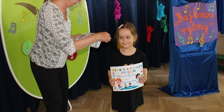Powiększ grafikę: Na zdjęciu nauczycielka wręczająca dyplom za udział w konkursie.