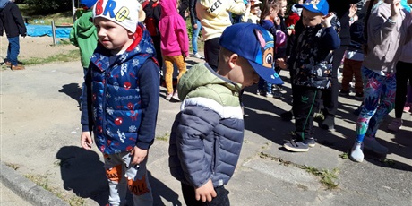 Powiększ grafikę: Na zdjęciu grupa dzieci podczas zabaw na przedszkolnym placu zabaw podczas uroczystości i zabaw z okazji Dnia Dziecka