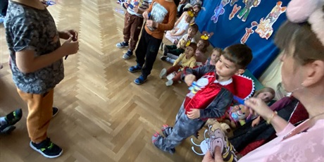 Powiększ grafikę: Na zdjęciu dzieci w wieku przedszkolnym podczas zabaw z okazji dnia misia