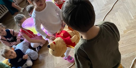Powiększ grafikę: Na zdjęciu dzieci w wieku przedszkolnym podczas zabaw z okazji dnia misia