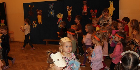 Powiększ grafikę: Na zdjęciu dzieci w wieku przedszkolnym podczas zabaw z pluszowymi misiami.