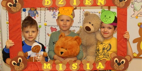 Powiększ grafikę: Na zdjęciu dzieci w wieku przedszkolnym w ramce z papieru z misiami i opaskami na głowie z misiami.