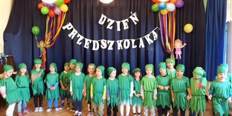 Powiększ grafikę: Na zdjęciu  dzieci w wieku przedszkolnym w kolorowych strojach skrzatów podczas obchodów dnia przedszkolaka.
