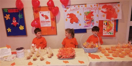 Powiększ grafikę: Na zdjęciu dzieci w wieku przedszkolnym w koszulkach koloru pomarańczowego podczas kwesty