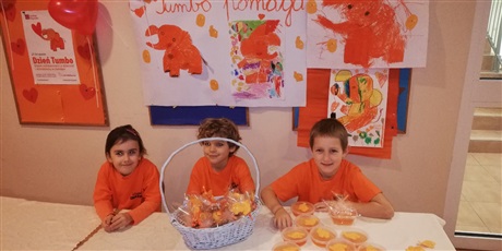 Powiększ grafikę: Na zdjęciu grupa dzieci w koszulkach koloru pomarańczowego podczas kwesty.