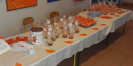 Powiększ grafikę: Na zdjęciu stół z ciasteczkami i galaretką przygotowany na kweste Tumbo pomaga.