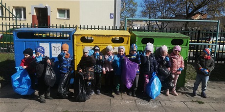 Powiększ grafikę: Na zdjęciu grupa dzieci w wieku przedszkolnym z workami na śmieci .