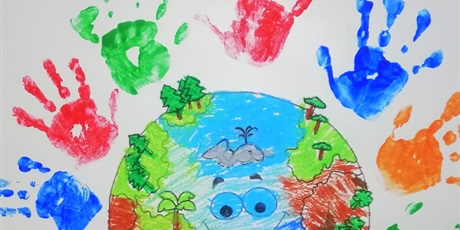 Powiększ grafikę: Plakat kuli ziemskiej wykonany przez dzieci w wieku przedszkolnym z odciśniętymi kolorowymi dziecięcymi dłońmi.