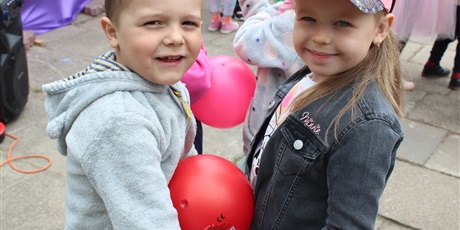 Powiększ grafikę: Na zdjęciu dzieci tańczące z balonikiem.