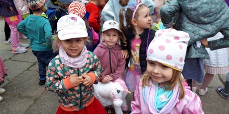 Powiększ grafikę: Na zdjęciu grupa dzieci w wieku przedszkolnym w kolorowych strojach podczas zabaw z okazji dnia dziecka.
