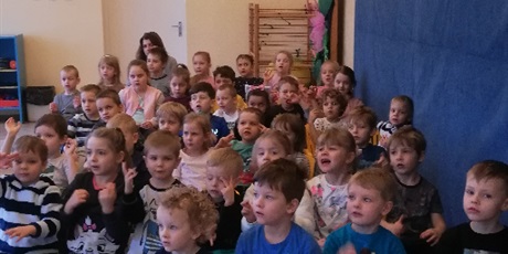 Powiększ grafikę: Na zdjęciu dzieci w wieku przedszkolnym na koncercie muzycznym w sali przedszkolnej