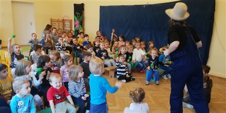 Powiększ grafikę: Na zdjęciu dzieci w wieku przedszkolnym na koncercie muzycznym w sali przedszkolnej