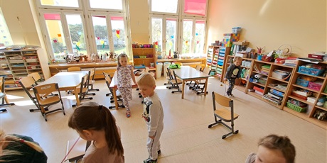 Powiększ grafikę: Na zdjęciu dzieci podczas zabaw w sali przedszkolnej.