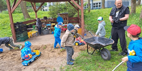 Powiększ grafikę: Na zdjęciu grupa dzieci podczas zabaw na przedszkolnym placu zabaw