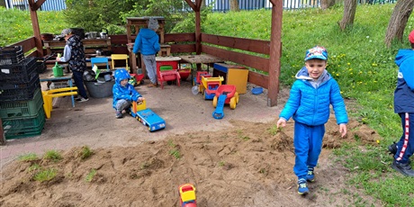 Powiększ grafikę: Na zdjęciu grupa dzieci podczas zabaw na przedszkolnym placu zabaw