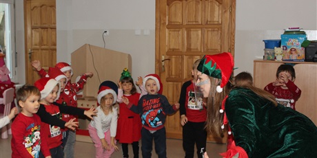 Powiększ grafikę: Na zdjęciu dzieci w strojach czerwonych i Elf.