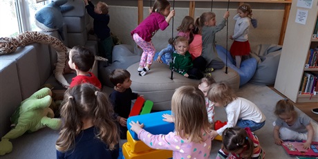 Powiększ grafikę: Przedszkolaki bawią się w bibliotecznym kąciku dla dzieci.