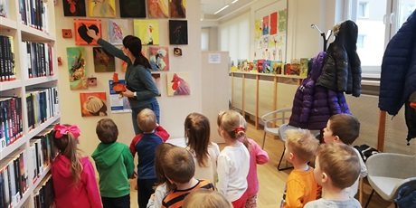 Powiększ grafikę: Wizyta dzieci w wieku przedszkolnym w bobliotece osiedlowej na wystawie malarskiej ,,Kury''.