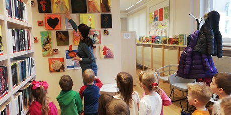 Powiększ grafikę: Wizyta dzieci w wieku przedszkolnym w bobliotece osiedlowej na wystawie malarskiej ,,Kury''.