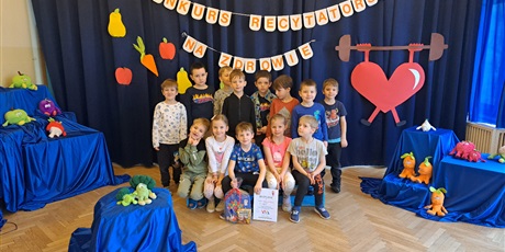Powiększ grafikę: Na zdjęciu grupa dzieci w wieku przedszkolnym podczas  występu w konkursie recytatorskim ,,zdrowie''