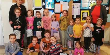 Powiększ grafikę: Na zdjęciu grupa przedszkolna z nauczycielkami podczas wręczenia nagród za konkurs .