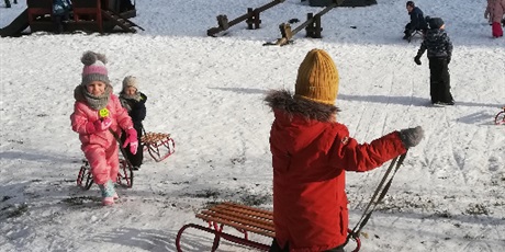 Powiększ grafikę: Na zdjęciu dzieci zjeżdżające na sankach ze śniegowej górki