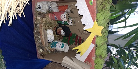 Powiększ grafikę: Na zdjęciu szopki bożonarodzeniowe wykonane przez dzieci