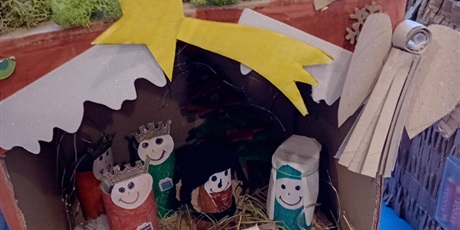 Powiększ grafikę: Na zdjęciu szopki bożonarodzeniowe wykonane przez dzieci