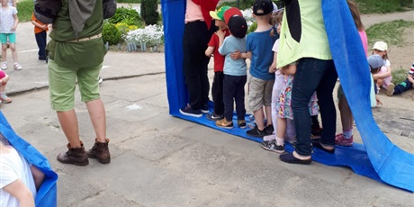 Powiększ grafikę: Na zdjęciu dzieci podczas zabaw na przedszkolnym placu zabaw z okazji dnia dziecka.
