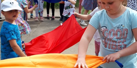 Powiększ grafikę: Na zdjęciu dzieci podczas zabaw na przedszkolnym placu zabaw z okazji dnia dziecka.
