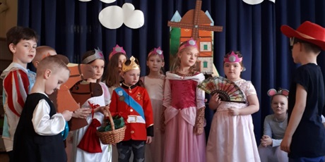 Powiększ grafikę: Na zdjęciu dzieci w wieku przedszkolnym przebrane w stroje dam dworu oraz dziecko w przebraniu króla