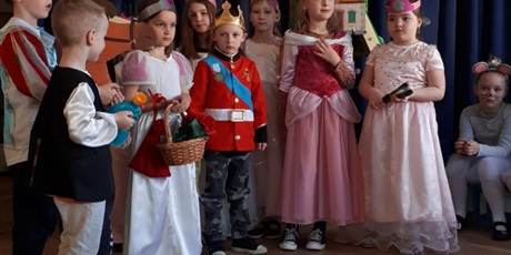 Powiększ grafikę: Na zdjęciu dzieci w wieku przedszkolnym przebrane w stroje dam dworu oraz dziecko w przebraniu króla
