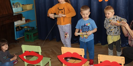 Powiększ grafikę: Dzieci w wieku przedszkolnym podczas zabaw i konkursów w sali gimnastycznej.