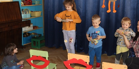 Powiększ grafikę: Dzieci w wieku przedszkolnym podczas zabaw i konkursów w sali gimnastycznej.