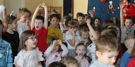 Powiększ grafikę: Zdjęcie grupwe dzieci w wieku przedszkolnym podczas uroczystości Tłustego Czwartku.
