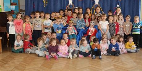 Powiększ grafikę: Zdjęcie grupwe dzieci w wieku przedszkolnym podczas uroczystości Tłustego Czwartku.