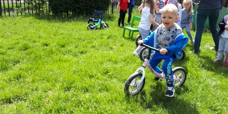 Powiększ grafikę: Na zdjęciu dziecko na rowerku biegowym.
