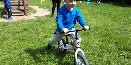 Powiększ grafikę: Na zdjęciu dziecko na rowerku biegowym.