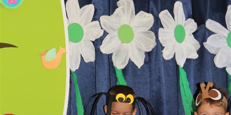 Powiększ grafikę: Na zdjęciu dzieci w wieku przedszkolnym w kolorowych strojach pajaka oraz chrabąszcza podczas przedstawienia z okazji zakończenia roku przedszkolnego