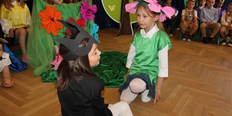 Powiększ grafikę: Na zdjęciu dzieci w wieku przedszkolnym w kolorowych strojach , Calineczki oraz Jaskółki, podczas przedstawienia ,Calineczki'' z okazji zakończenia roku przedszkolnego.