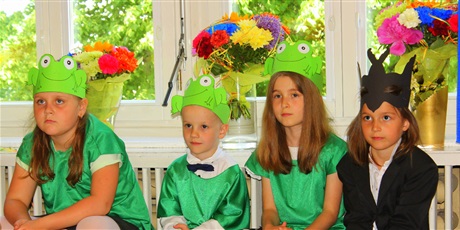 Powiększ grafikę: Na zdjęciu dzieci w wieku przedszkolnym w kolorowych strojach , , podczas przedstawienia ,Calineczki'' z okazji zakończenia roku przedszkolnego.